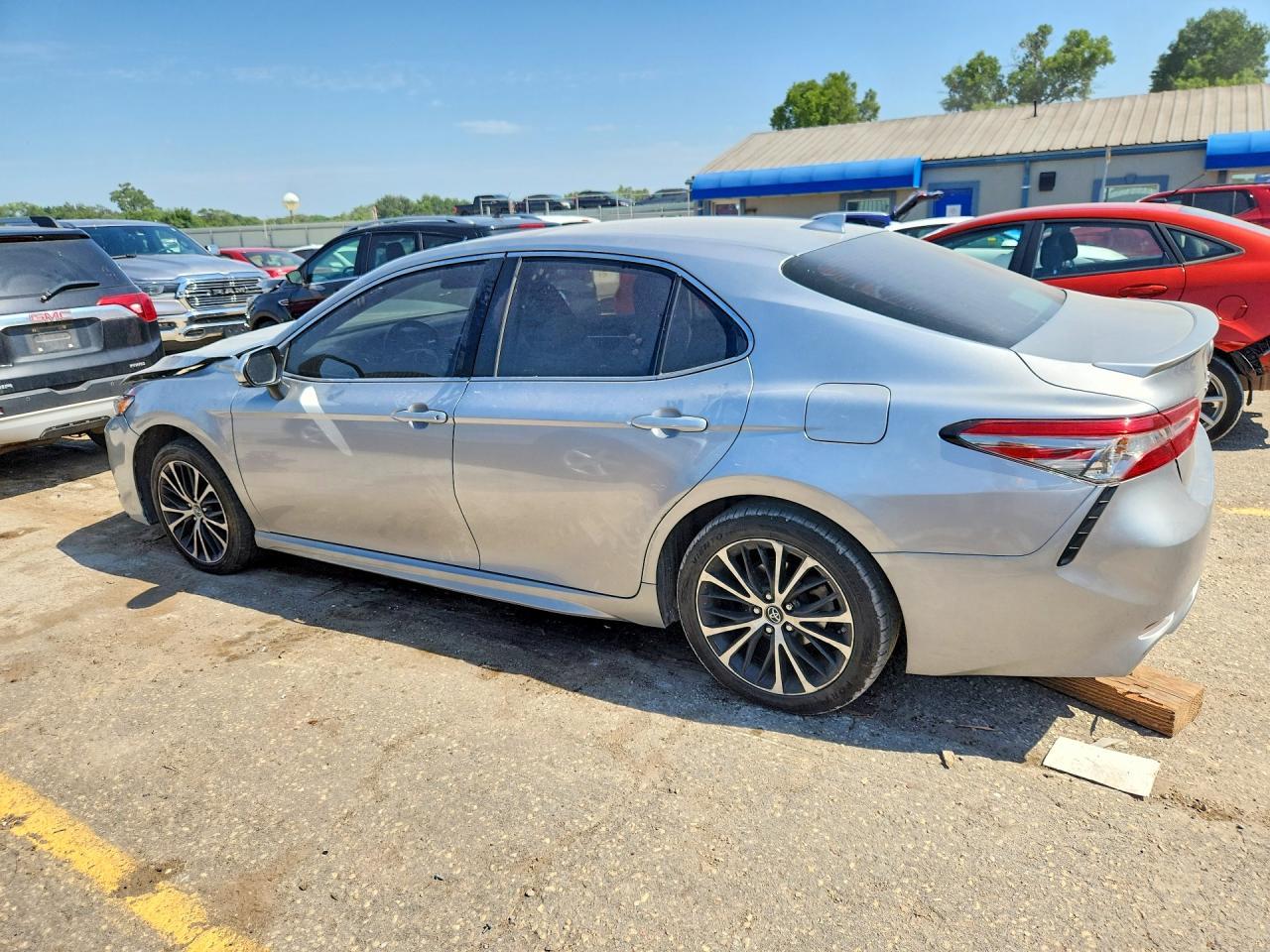 2019 Toyota Camry Se - Фото 2