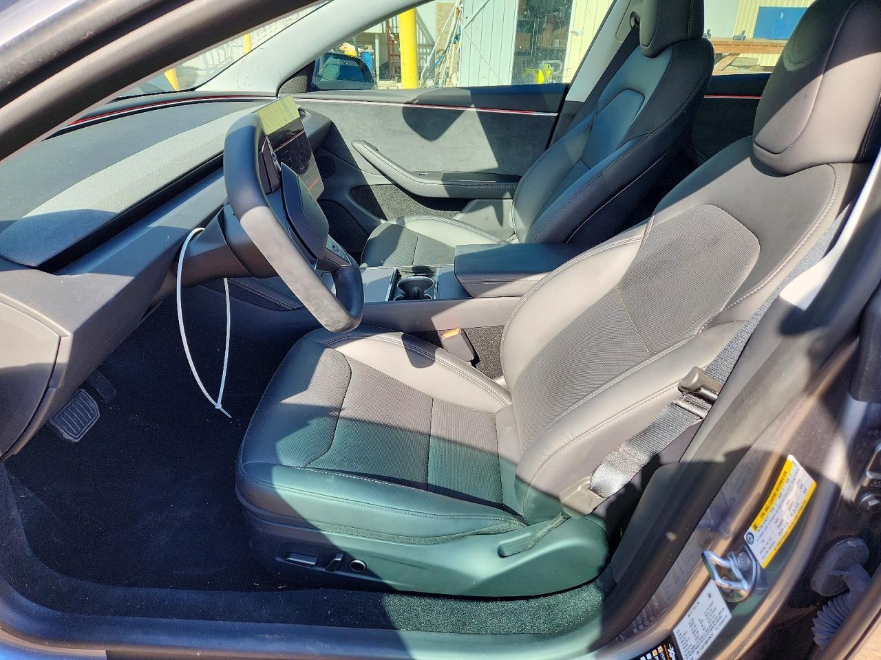 2025 Tesla Model 3 - Фото 7