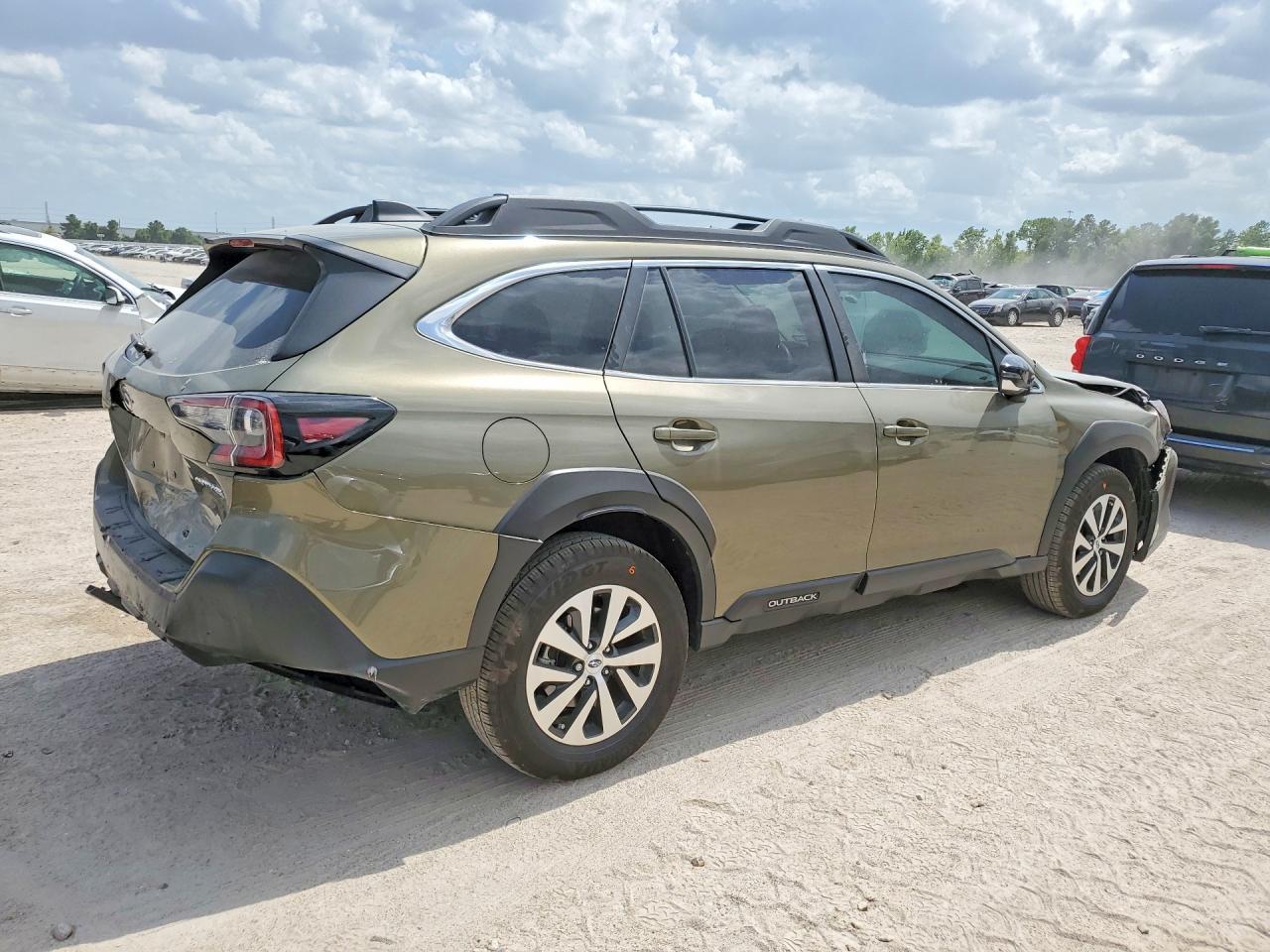 2024 Subaru Outback Premium - Image 3