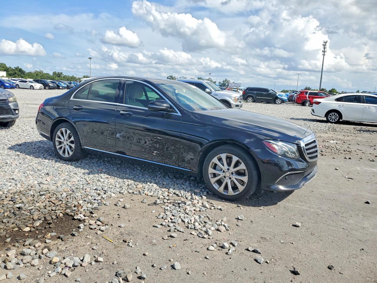 2017 Mercedes-Benz E 300 - Фото 4
