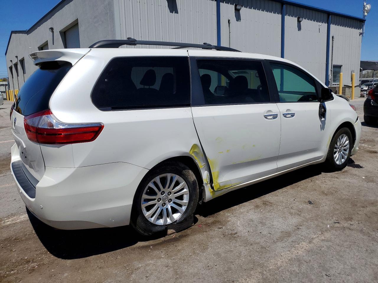 2017 Toyota Sienna Xle 8-Passenger - Фото 3