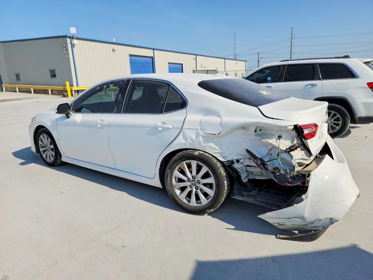 2020 Toyota Camry Le - Фото 2