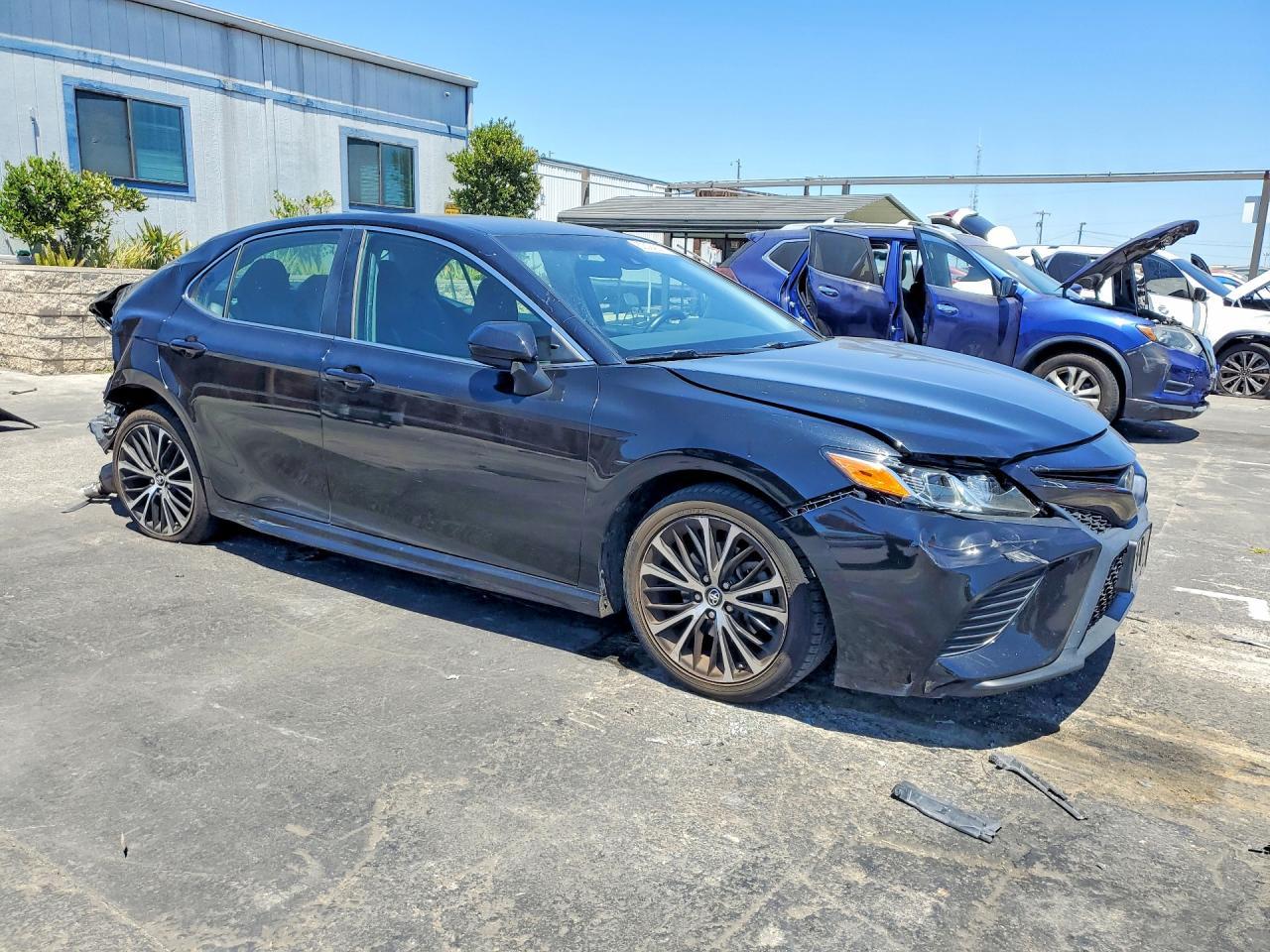 2020 Toyota Camry Se - Фото 4
