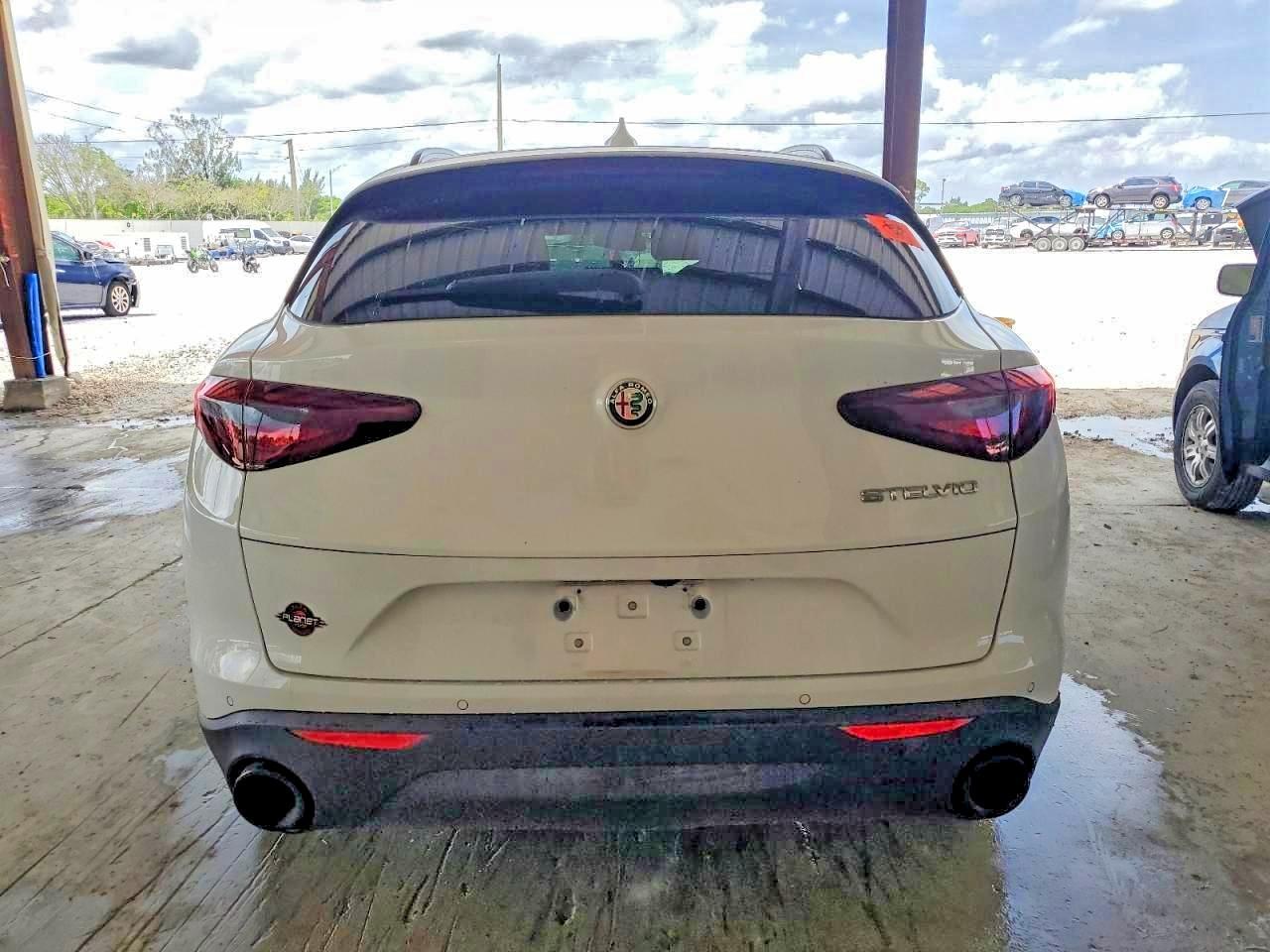 2022 Alfa Romeo Stelvio - Image 6