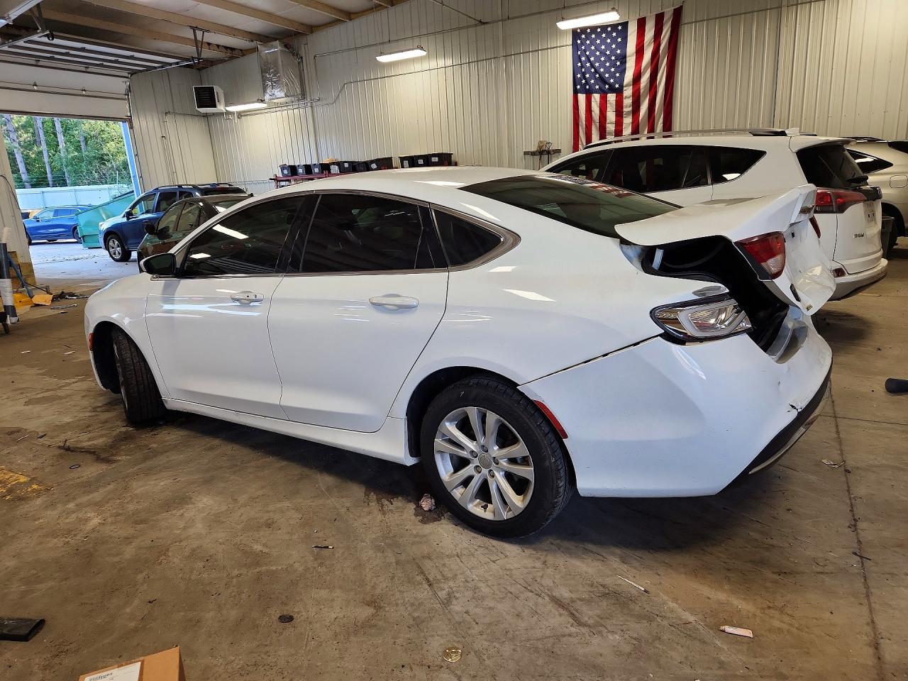 2015 Chrysler 200 Limited - Фото 2