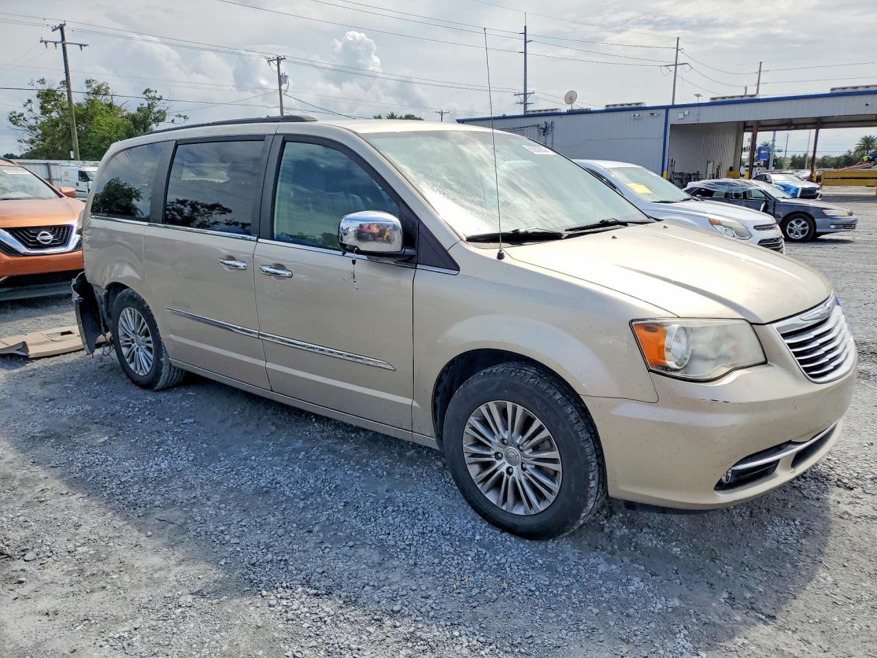 2013 Chrysler Town & Country Touring L - Фото 4