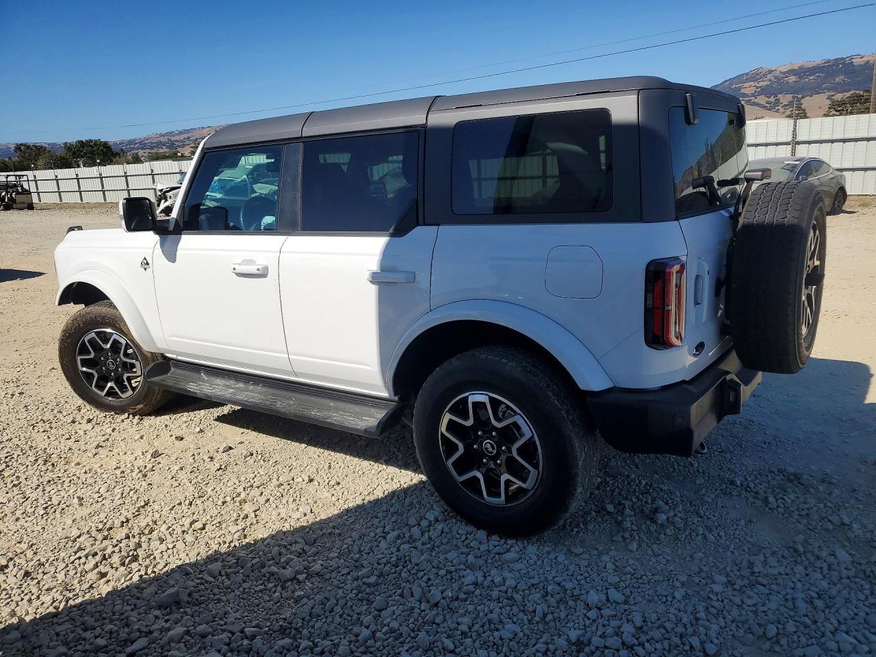 2025 Ford Bronco Outer Banks - Image 2