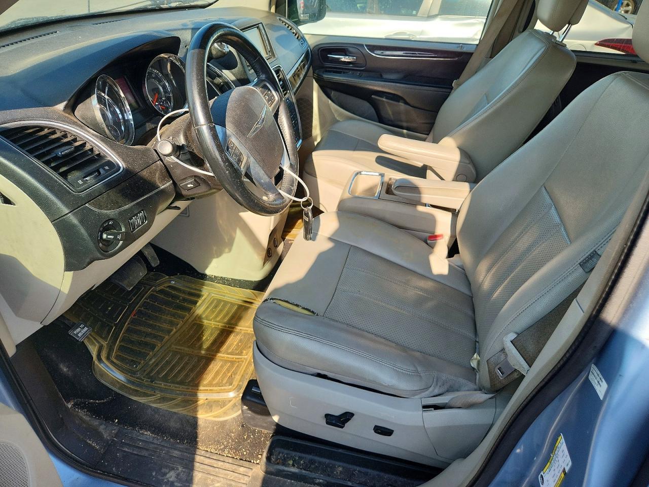 2013 Chrysler Town & Country - Image 7