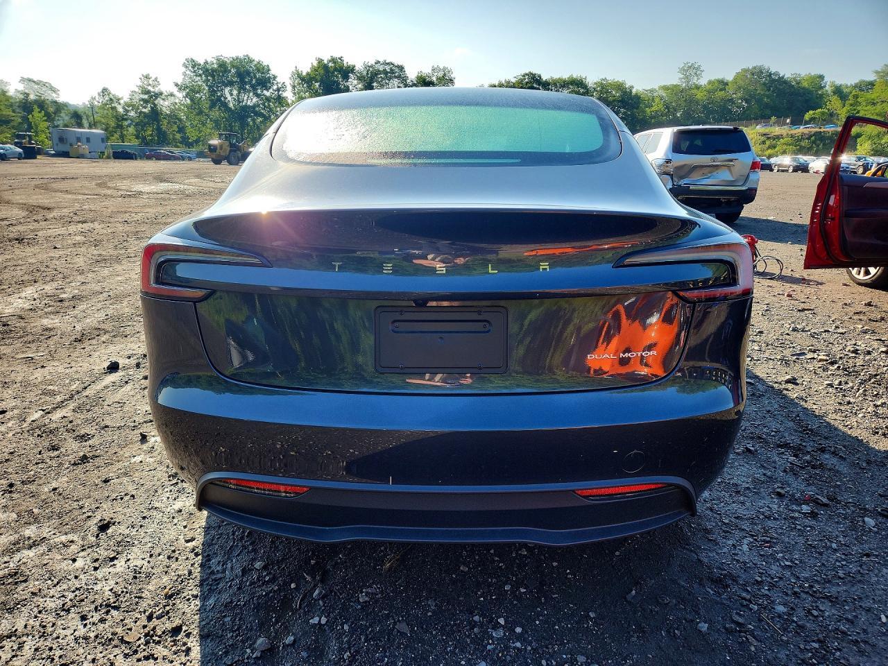 2025 Tesla Model 3 - Фото 6