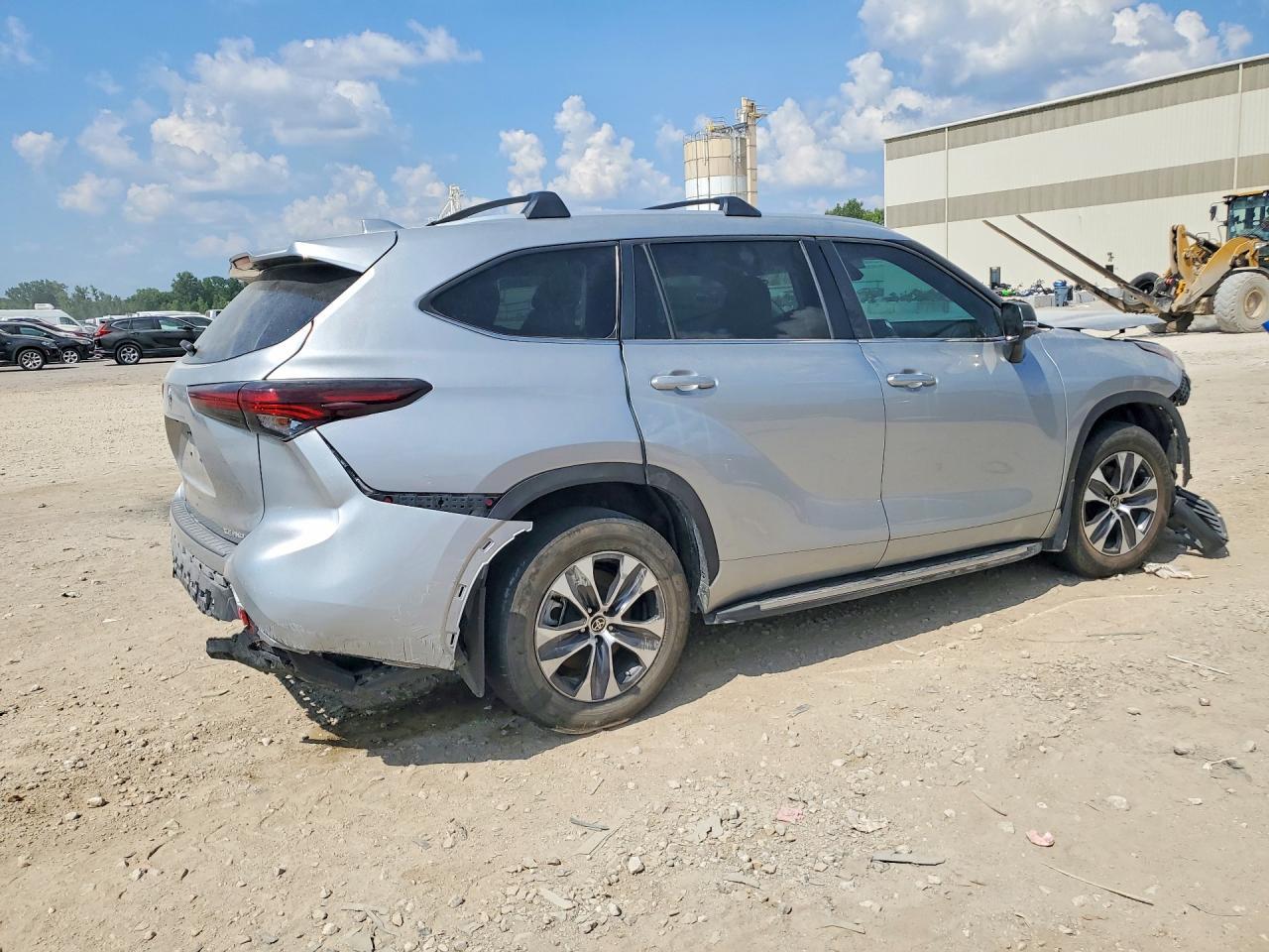 2024 Toyota Highlander Xle - Image 3