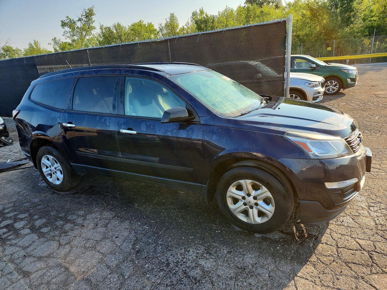 2017 Chevrolet Traverse Ls - Фото 4
