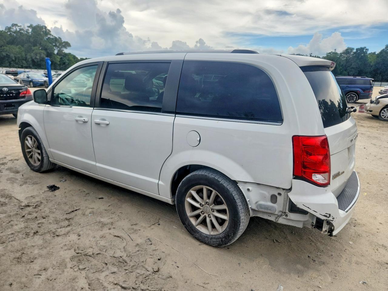 2019 Dodge Grand Caravan Sxt - Image 2