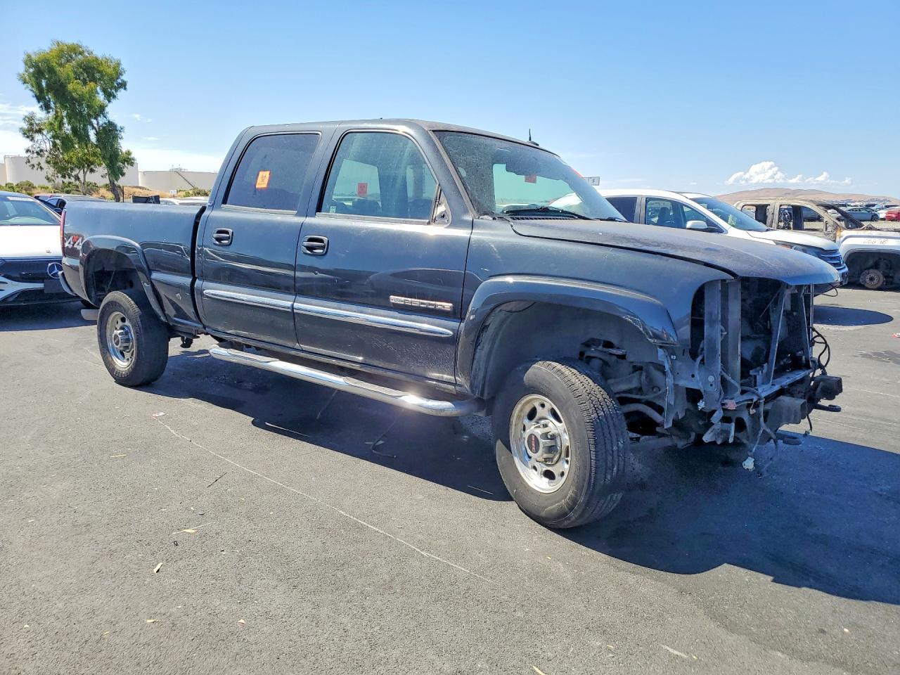 2004 GMC Sierra K2500 Heavy Duty - Image 4