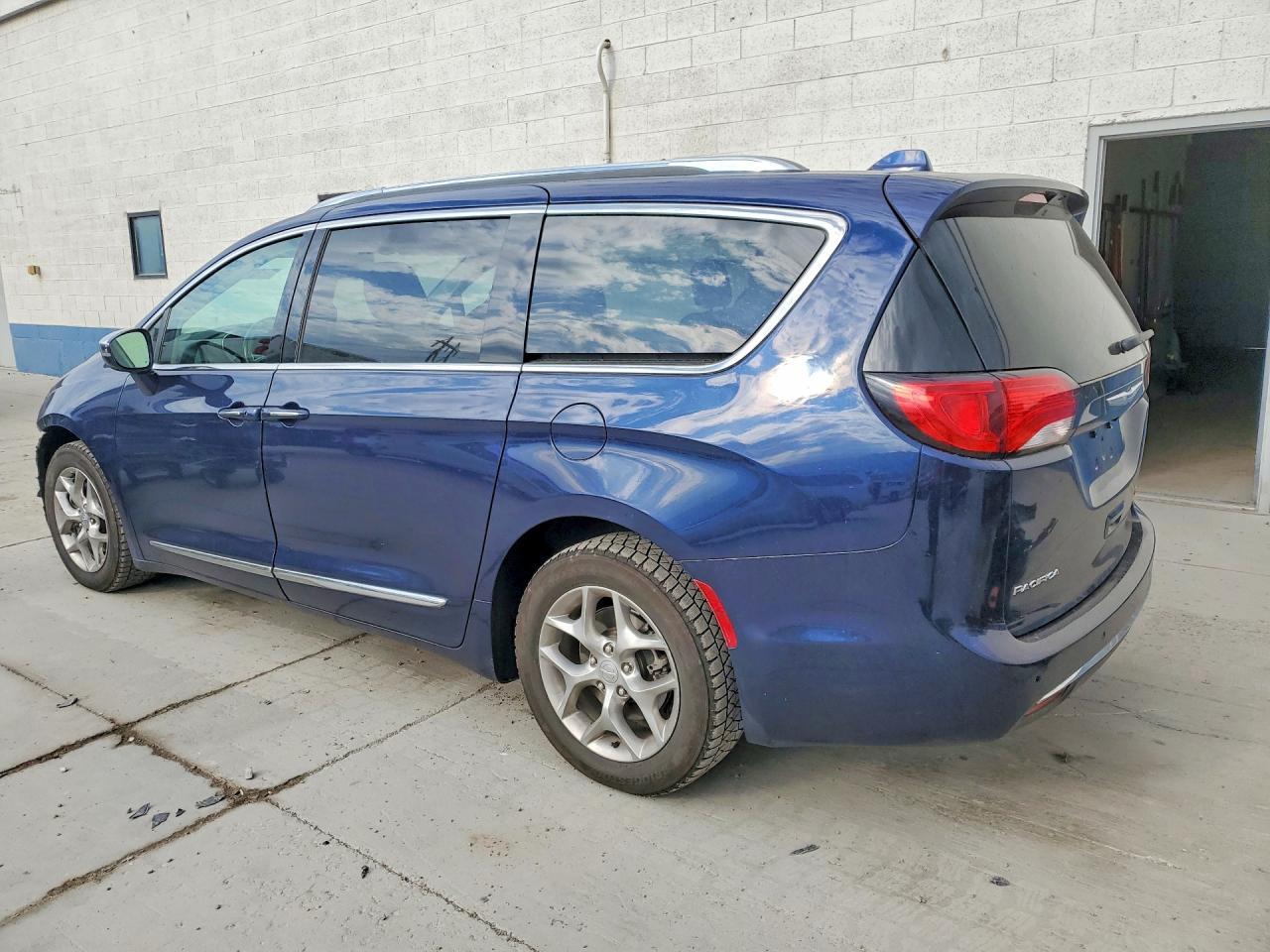2018 Chrysler Pacifica Limited - Image 2