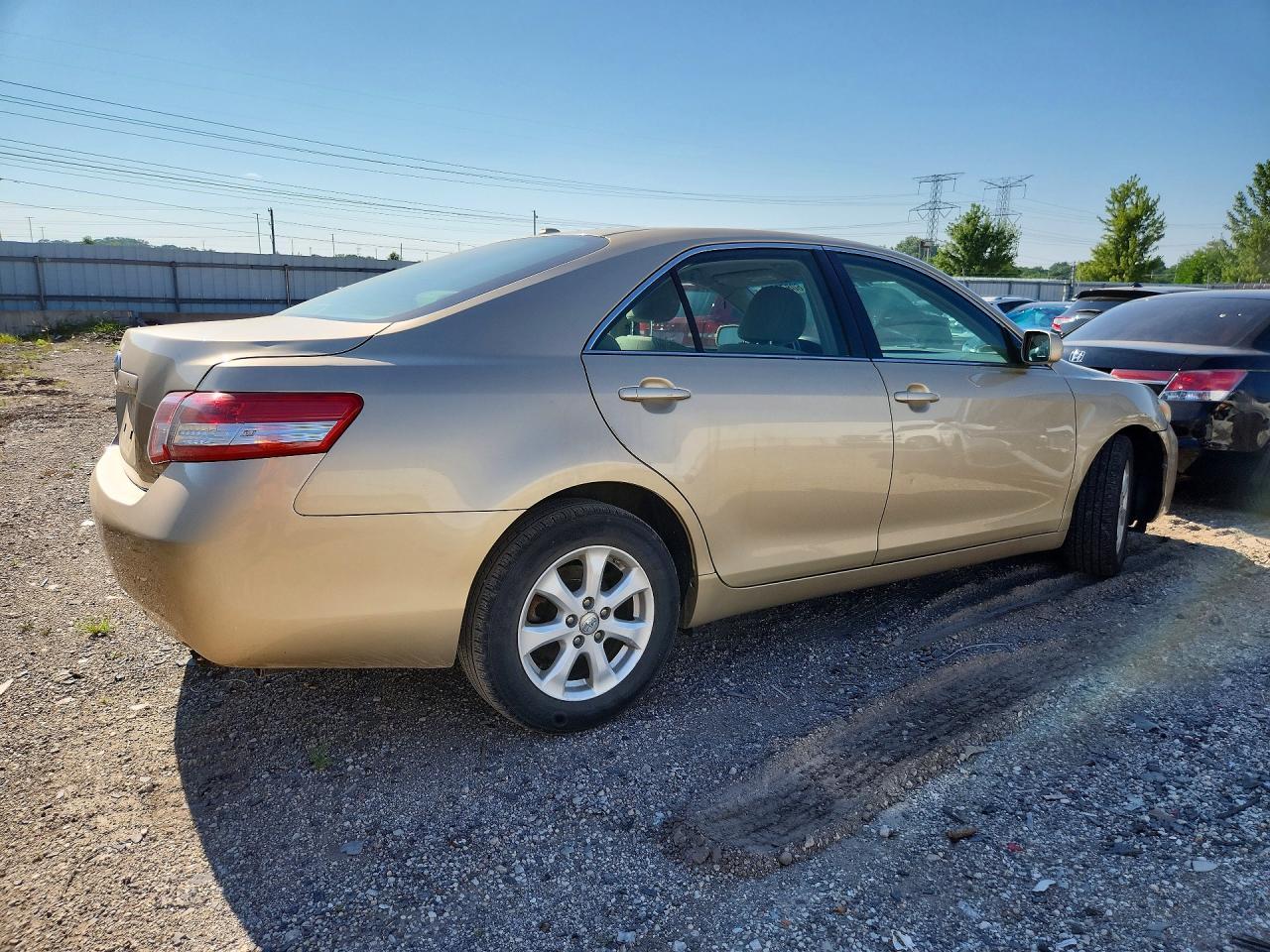 2011 Toyota Camry Le - Фото 3