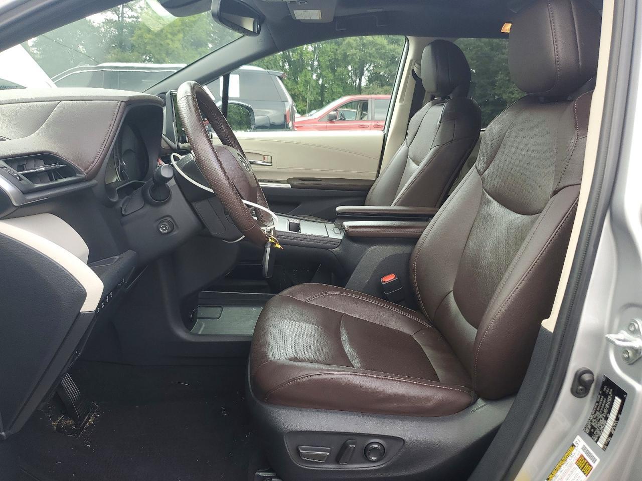 2023 Toyota Sienna Platinum 7-Passenger - Image 7