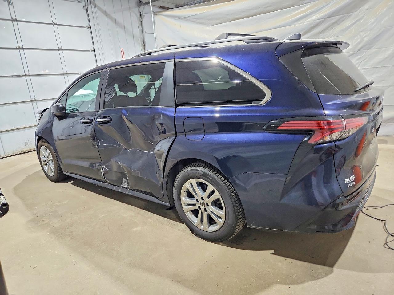 2022 Toyota Sienna Xse - Image 2