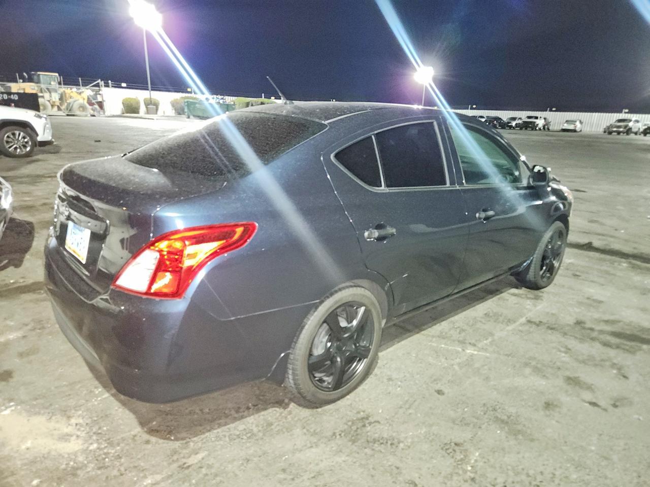 2015 Nissan Versa 1.6 S - Image 3