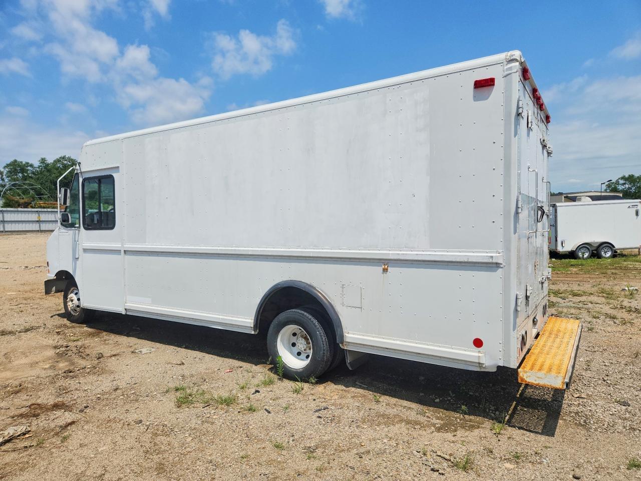 2000 Ford F-59 - Image 2