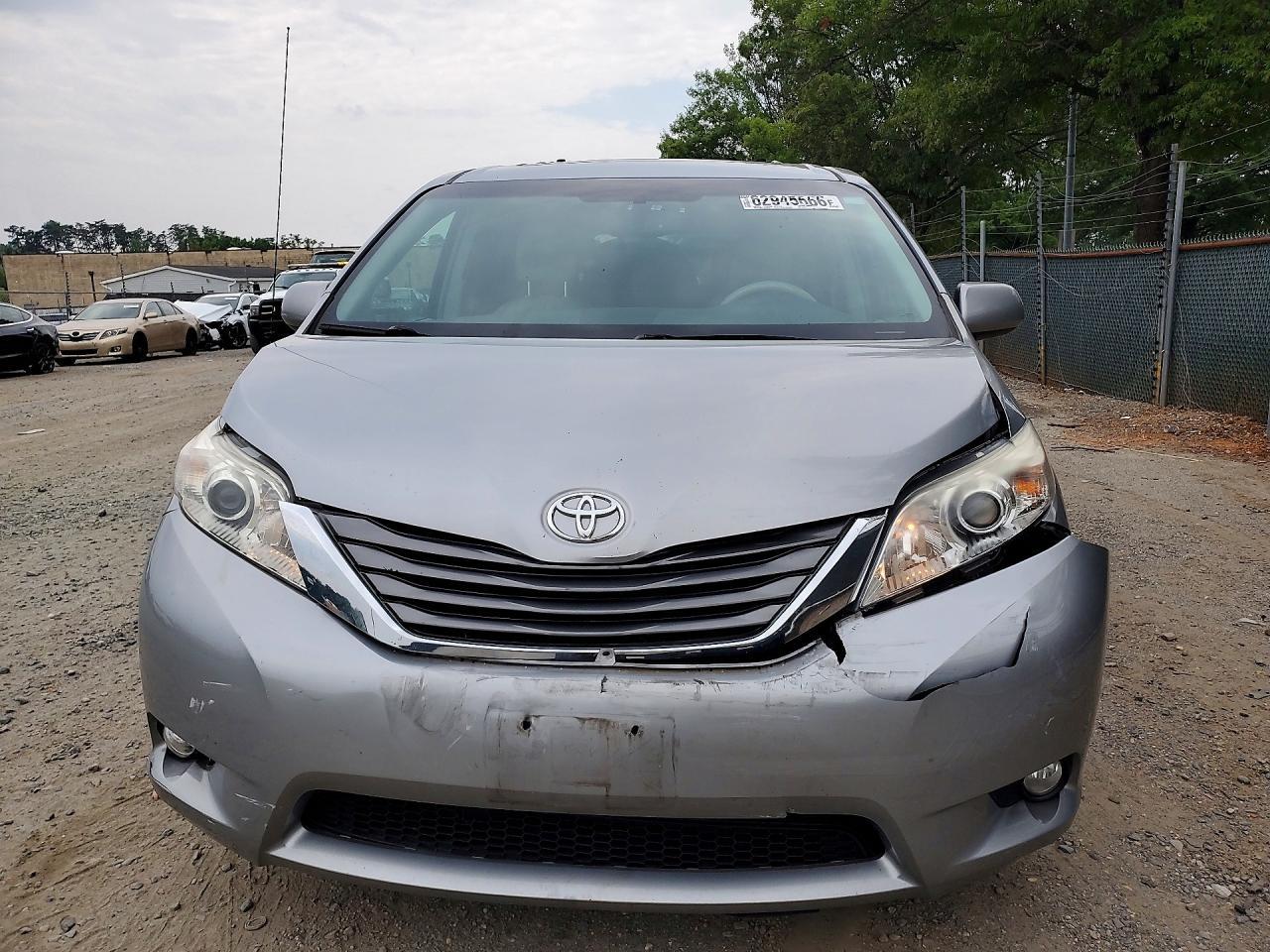 2014 Toyota Sienna Xle 8-Passenger - Image 5