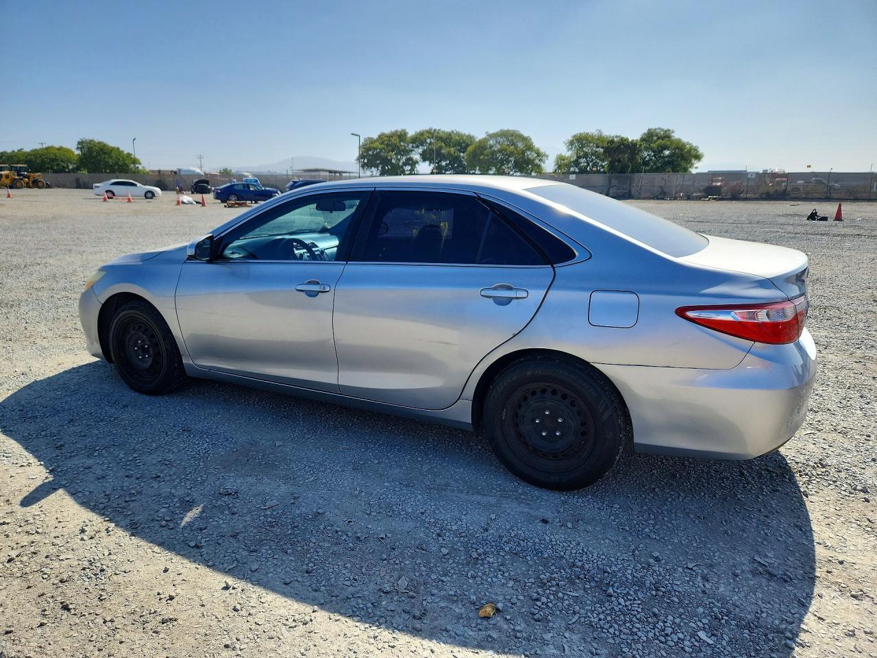 2015 Toyota Camry Le - Фото 2