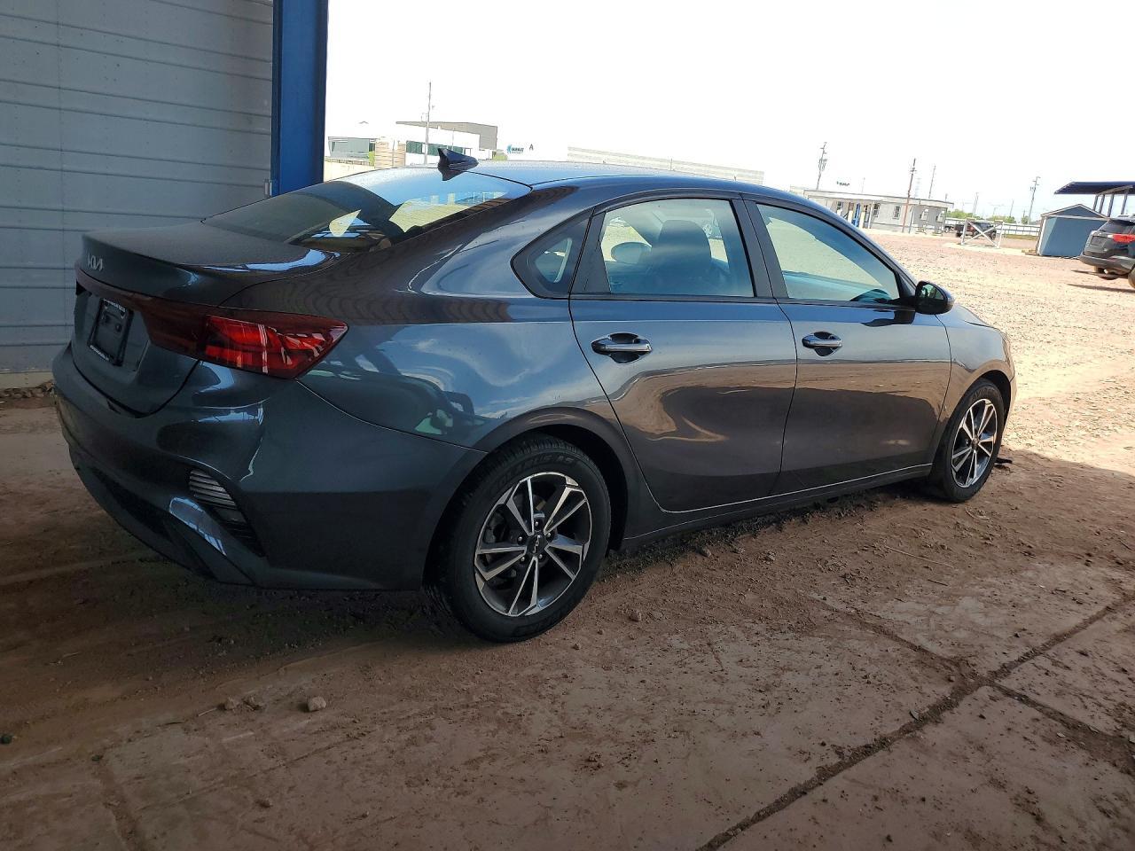 2022 Kia Forte Lxs - Фото 3