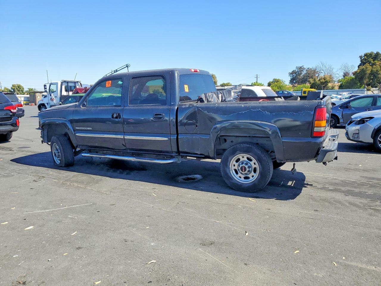 2004 GMC Sierra K2500 Heavy Duty - Image 2