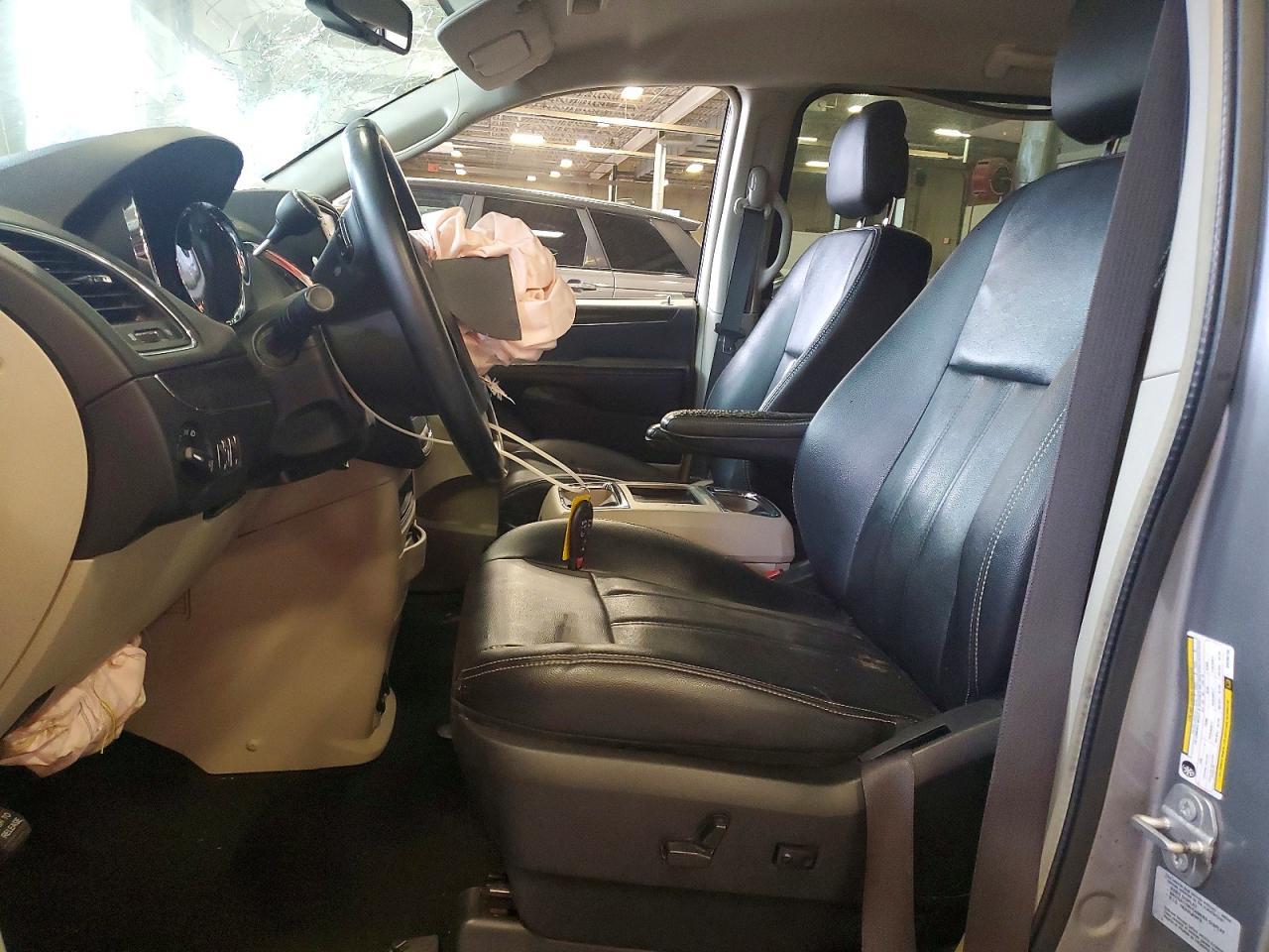 2016 Chrysler Town & Country Touring - Image 7