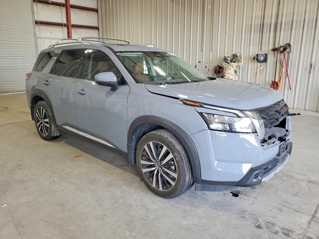 2025 Nissan Pathfinder Platinum - Image 4