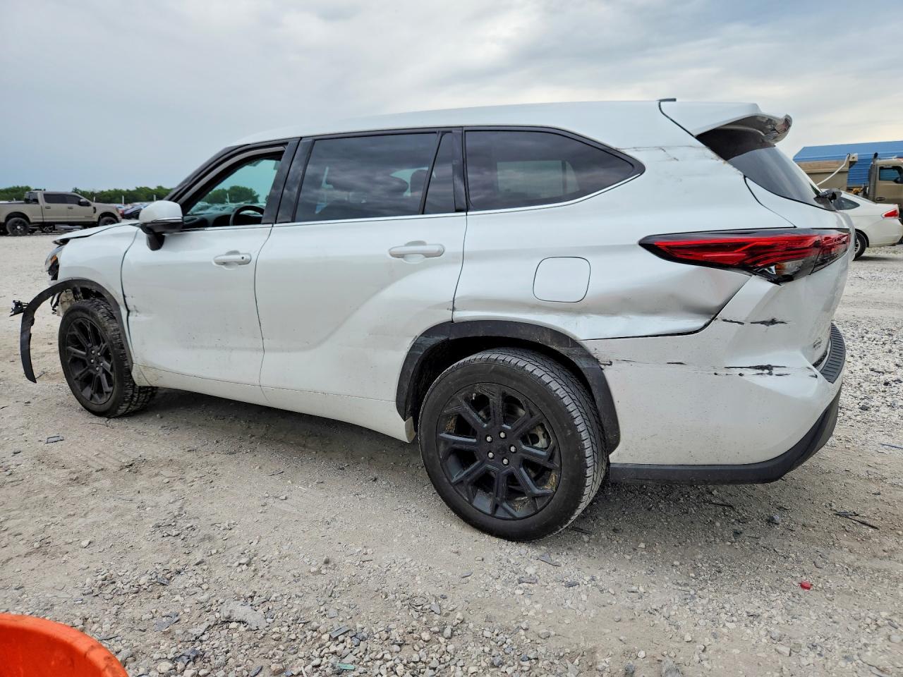 2022 Toyota Highlander L - Image 2