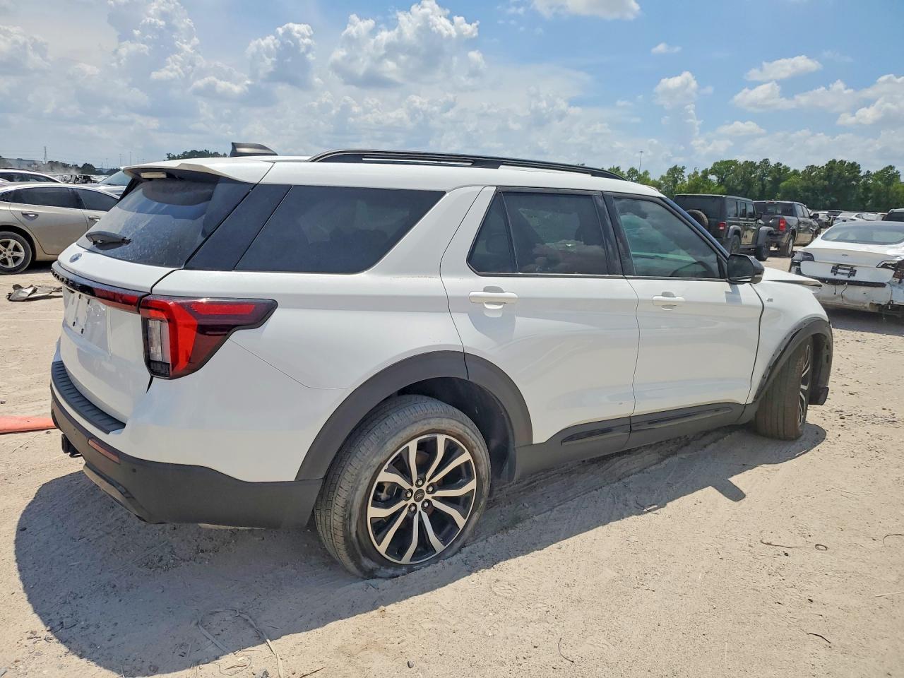 2025 Ford Explorer St-Line - Image 3