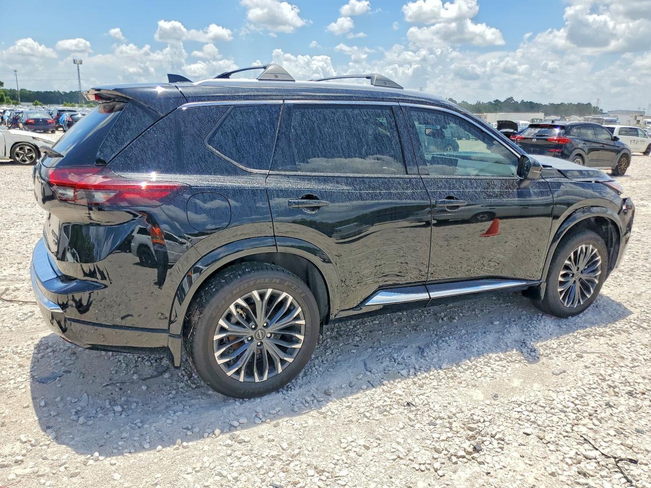 2026 Nissan Rogue Platinum - Image 3