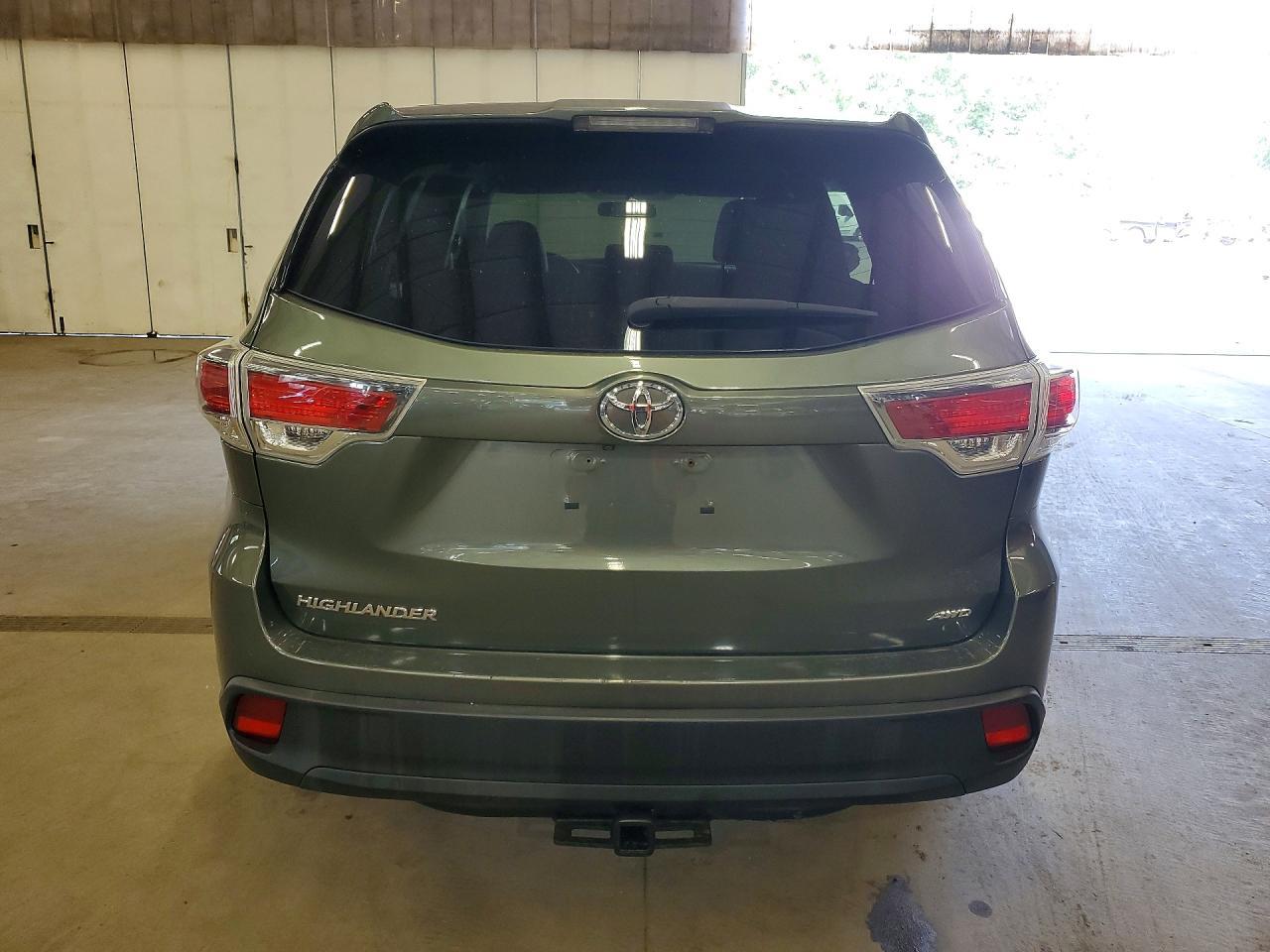 2016 Toyota Highlander Le - Image 6