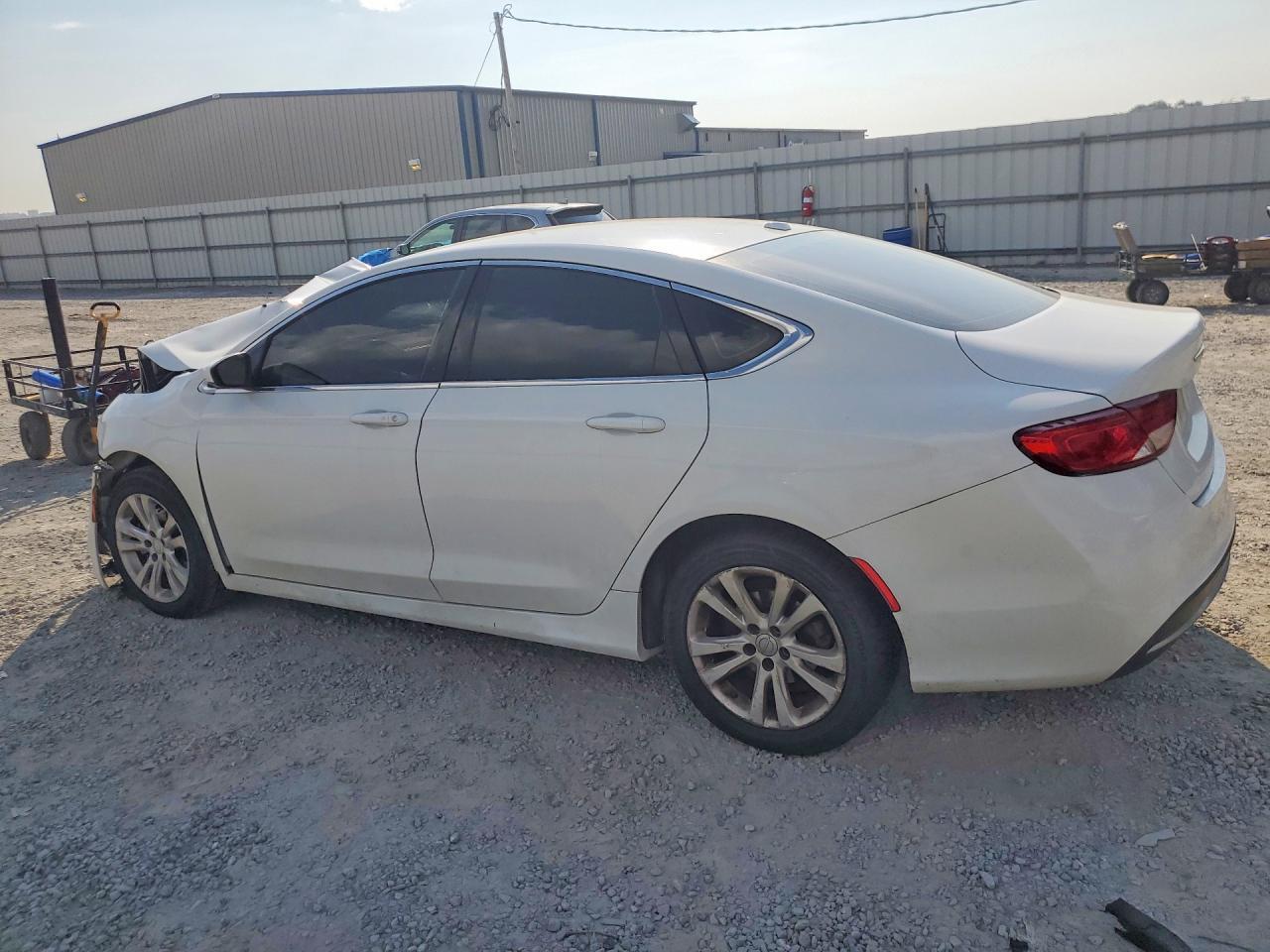 2016 Chrysler 200 Limited - Фото 2