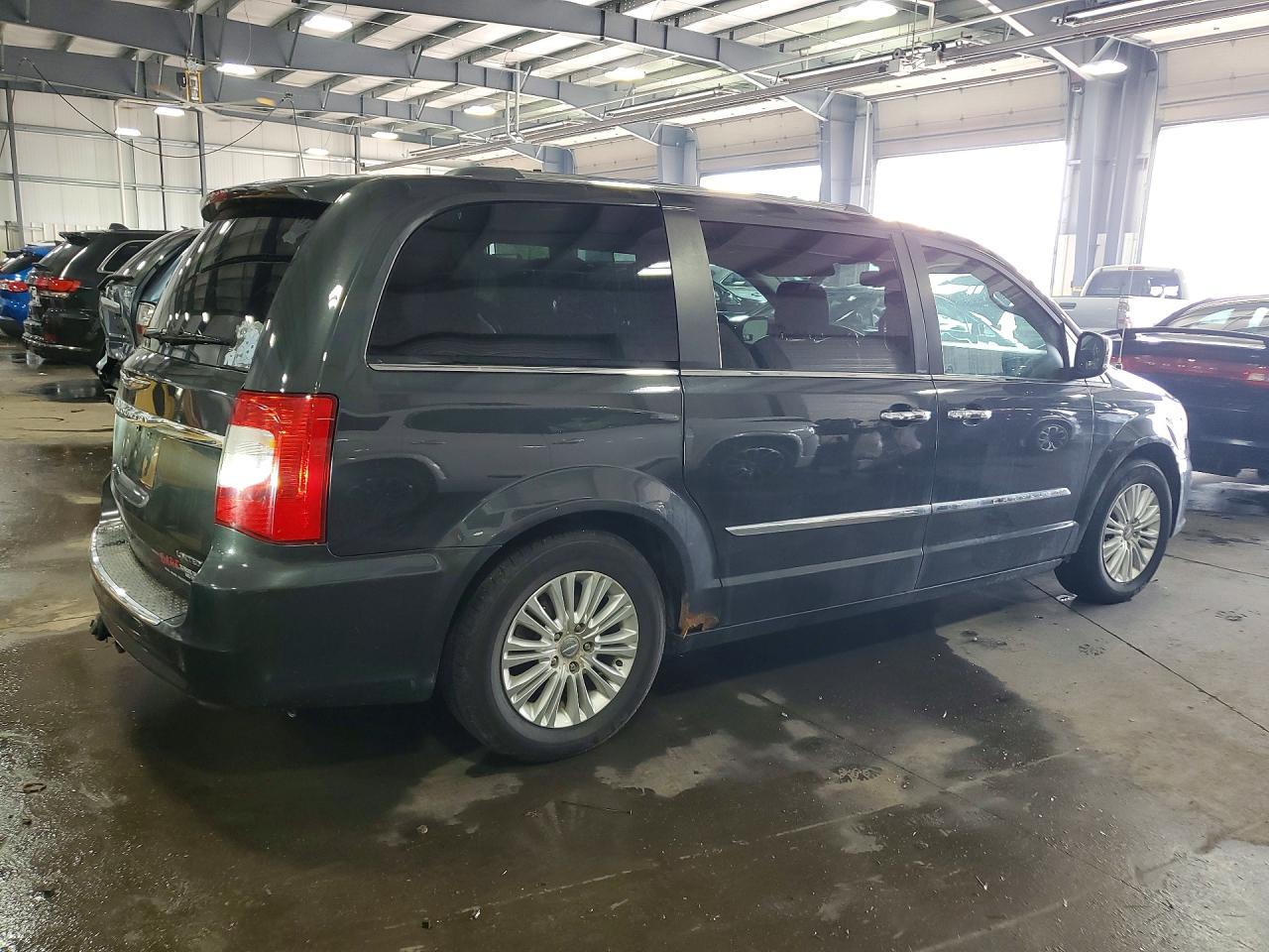 2012 Chrysler Town & Country Limited - Фото 3