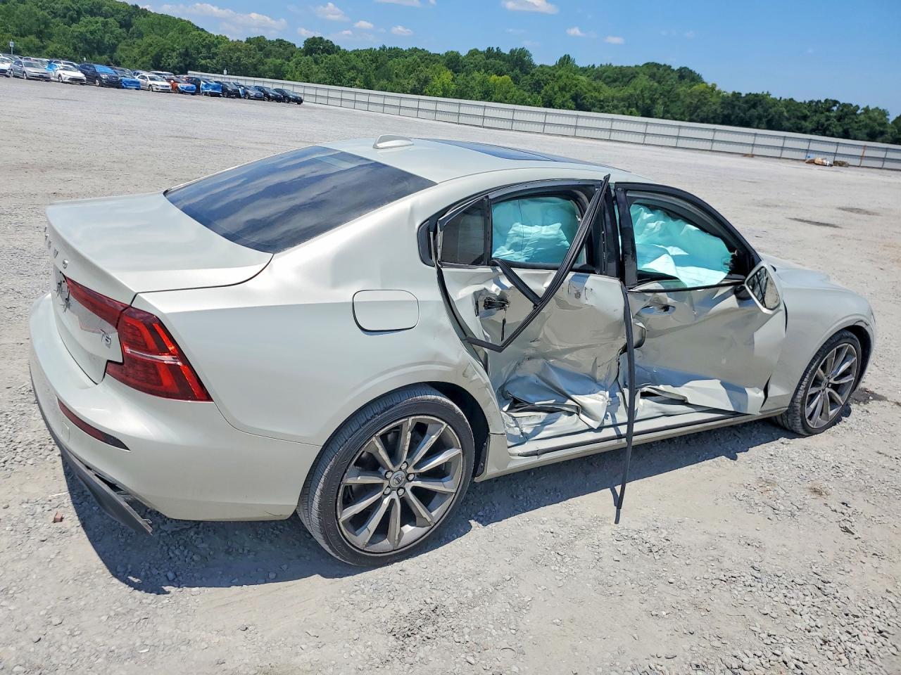 2021 Volvo S60 T5 Momentum - Image 3
