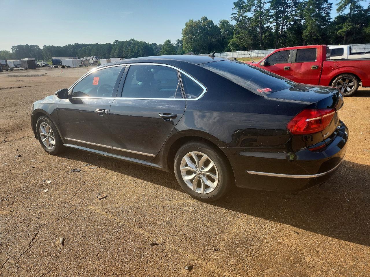 2016 Volkswagen Passat S - Фото 2