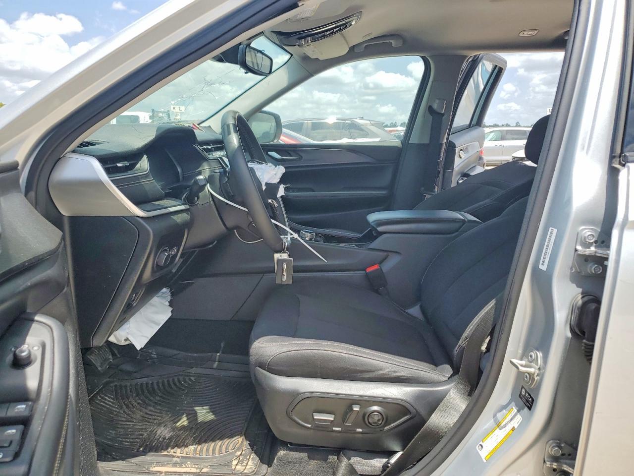 2023 Jeep Grand Cherokee L Laredo/L Altitude - Image 7