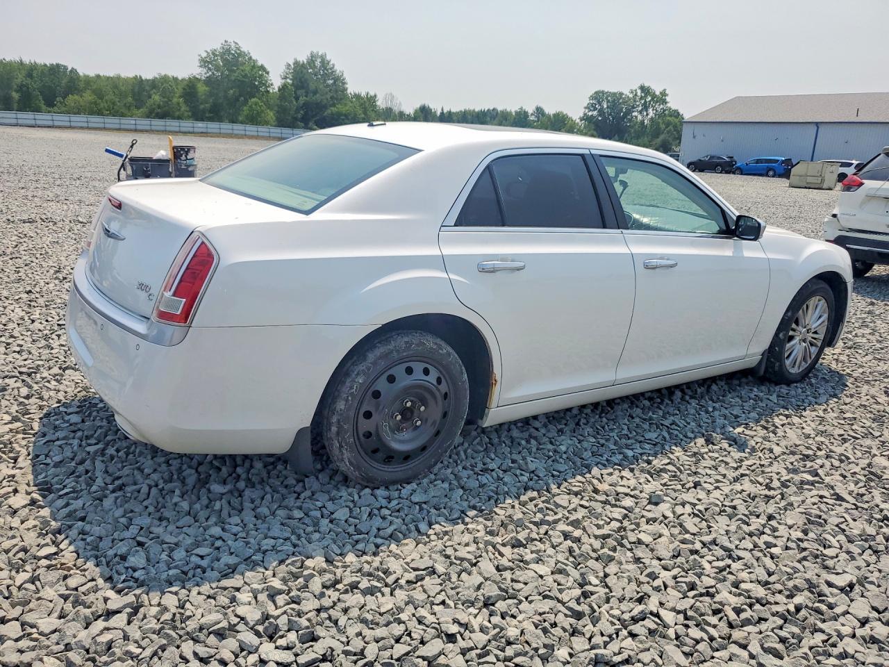 2013 Chrysler 300C Luxury - Image 3