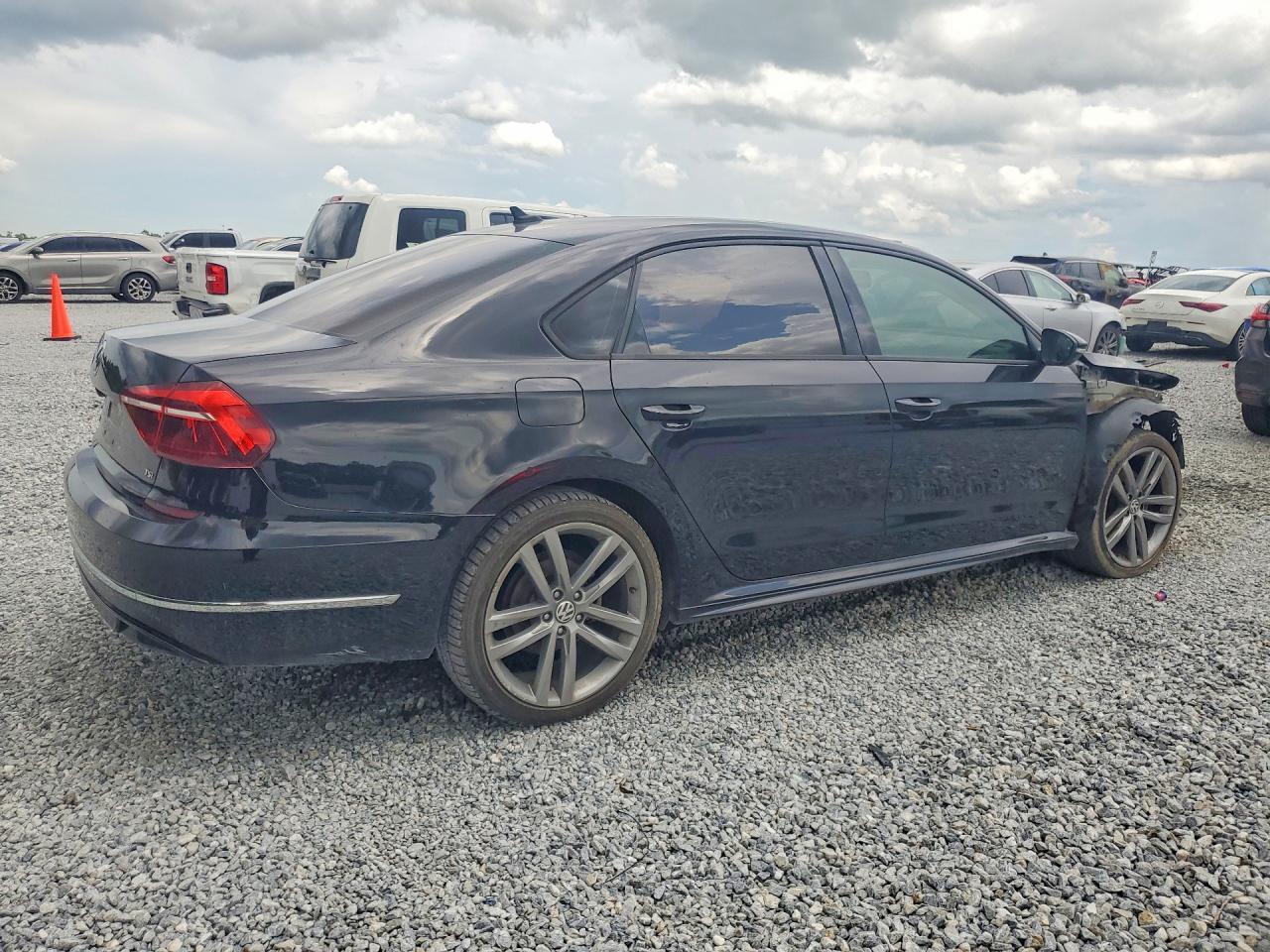 2018 Volkswagen Passat S/R-Line - Фото 3