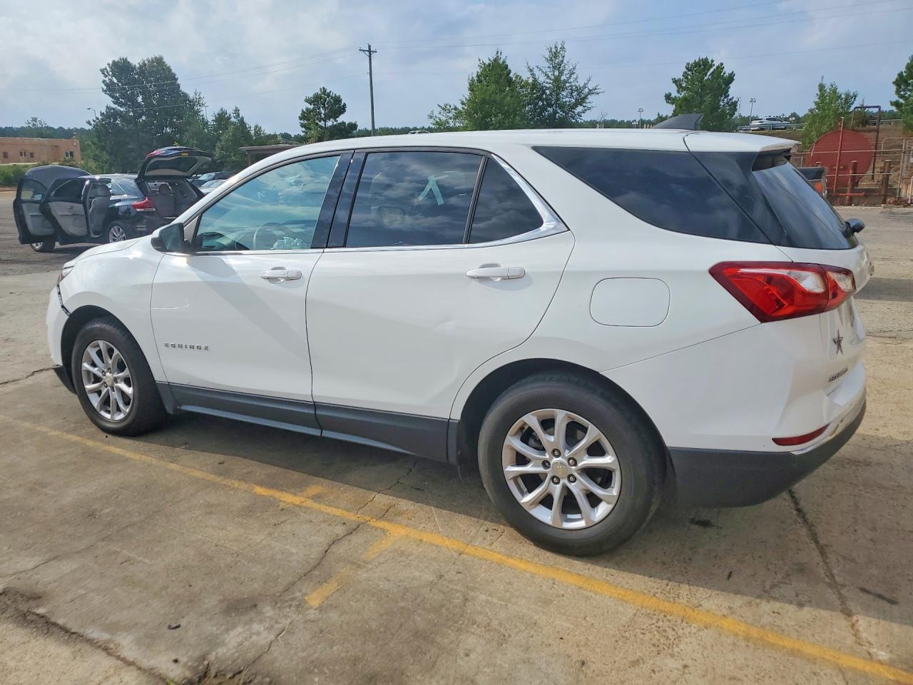 2020 Chevrolet Equinox Lt - Image 2