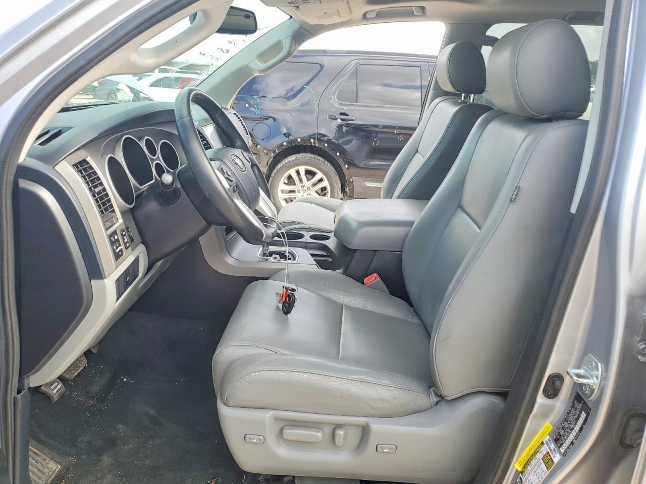 2014 Toyota Sequoia Sr5 - Image 7