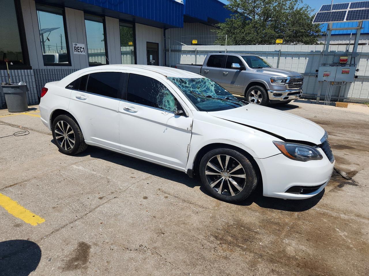 2013 Chrysler 200 Touring - Фото 4
