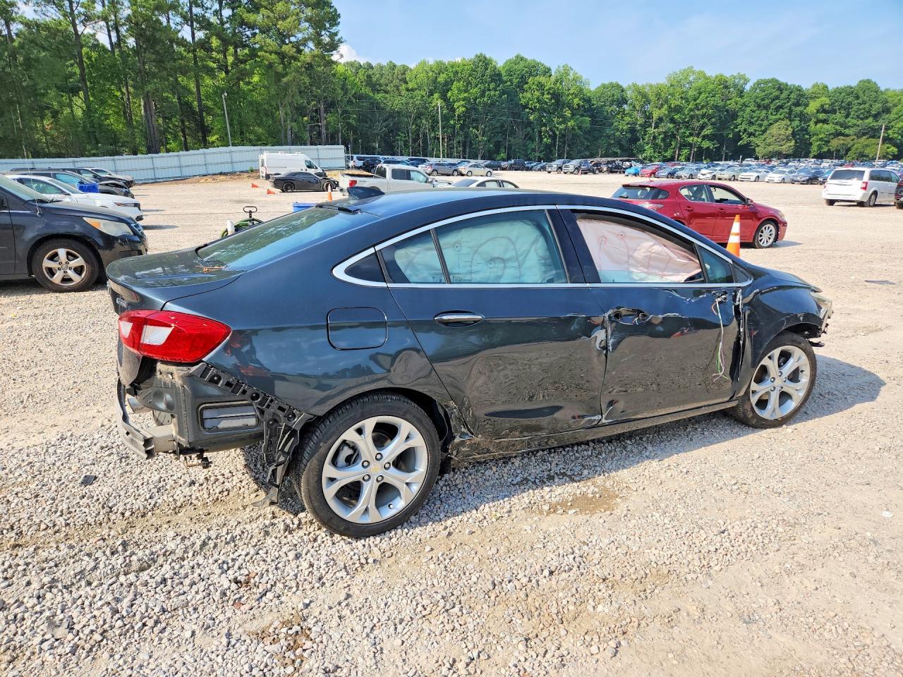 2018 Chevrolet Cruze Premier - Image 3