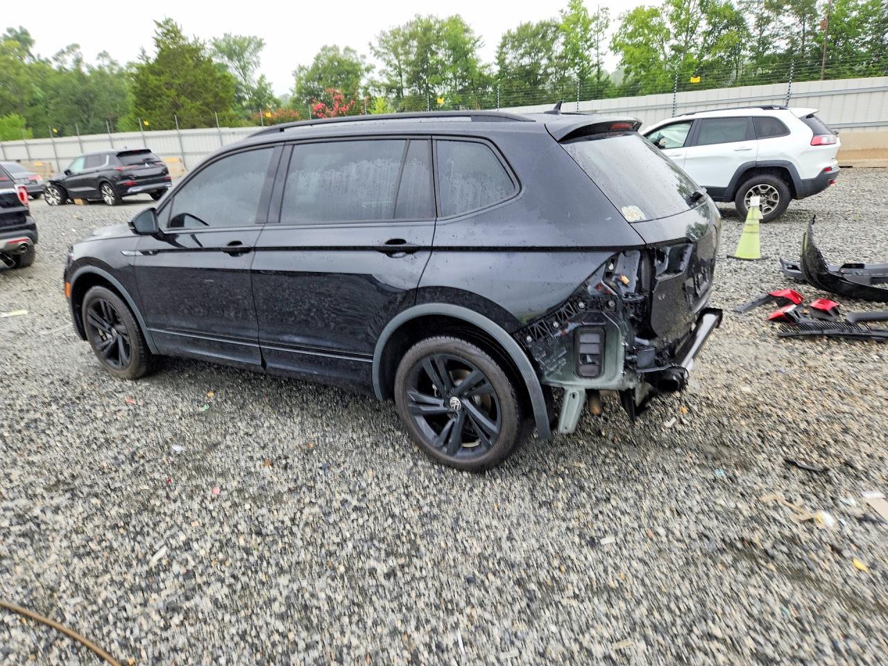 2024 Volkswagen Tiguan Se R-Line Black - Image 2