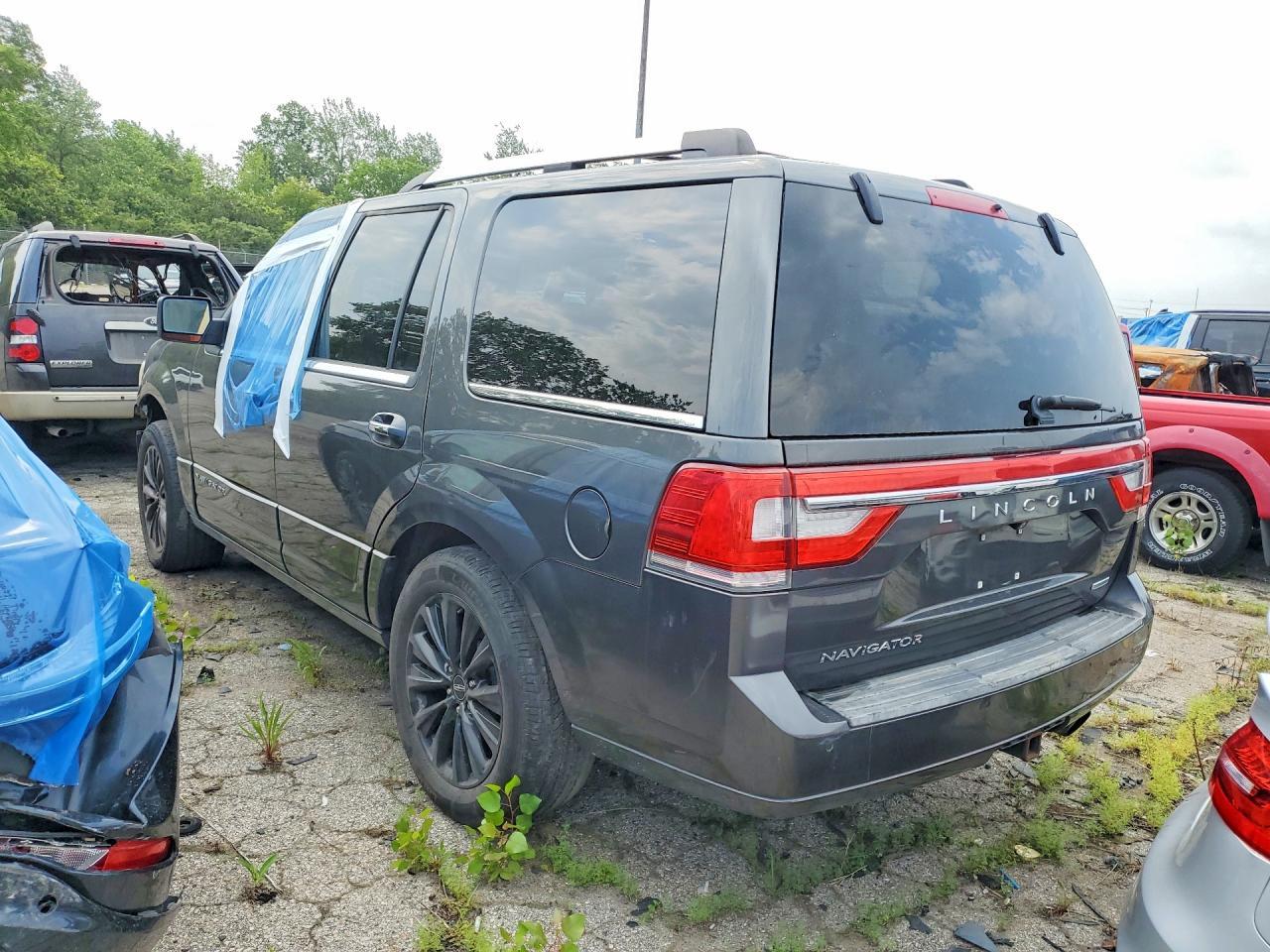 2015 Lincoln Navigator - Image 2