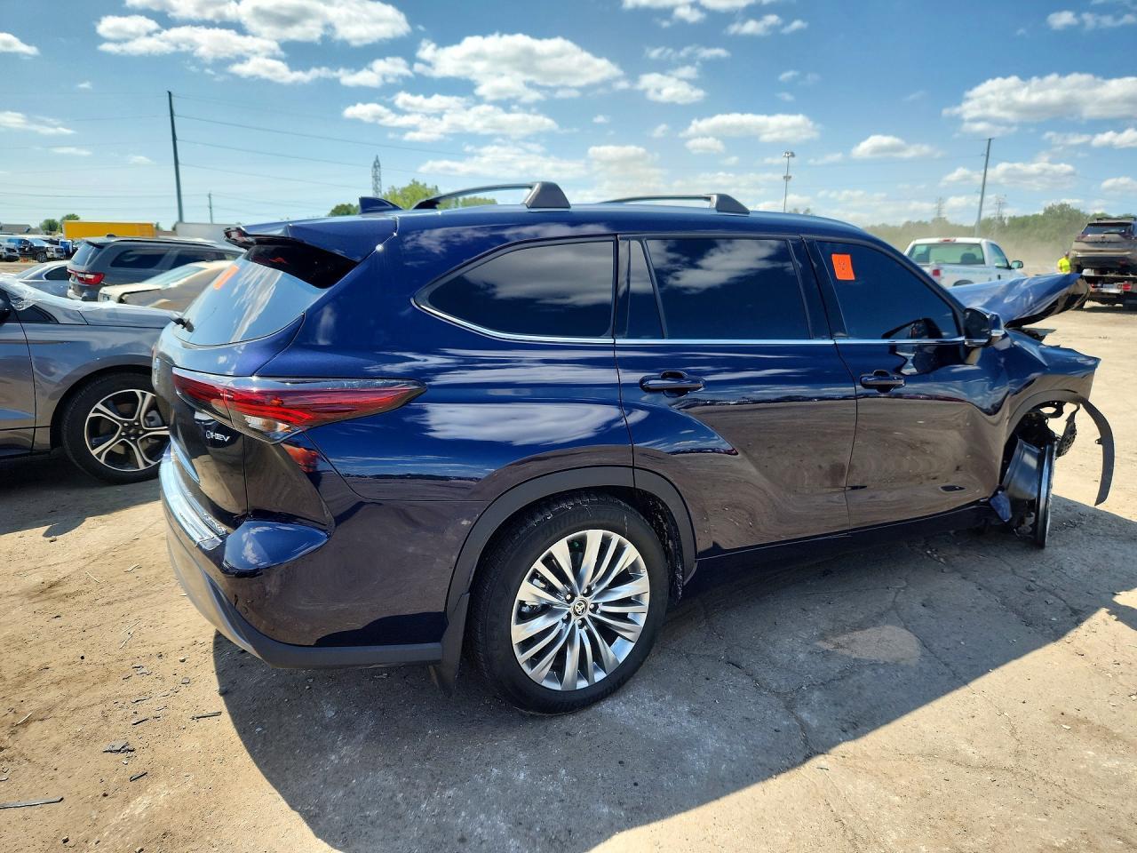 2026 Toyota Highlander Hybrid Platinum - Image 3