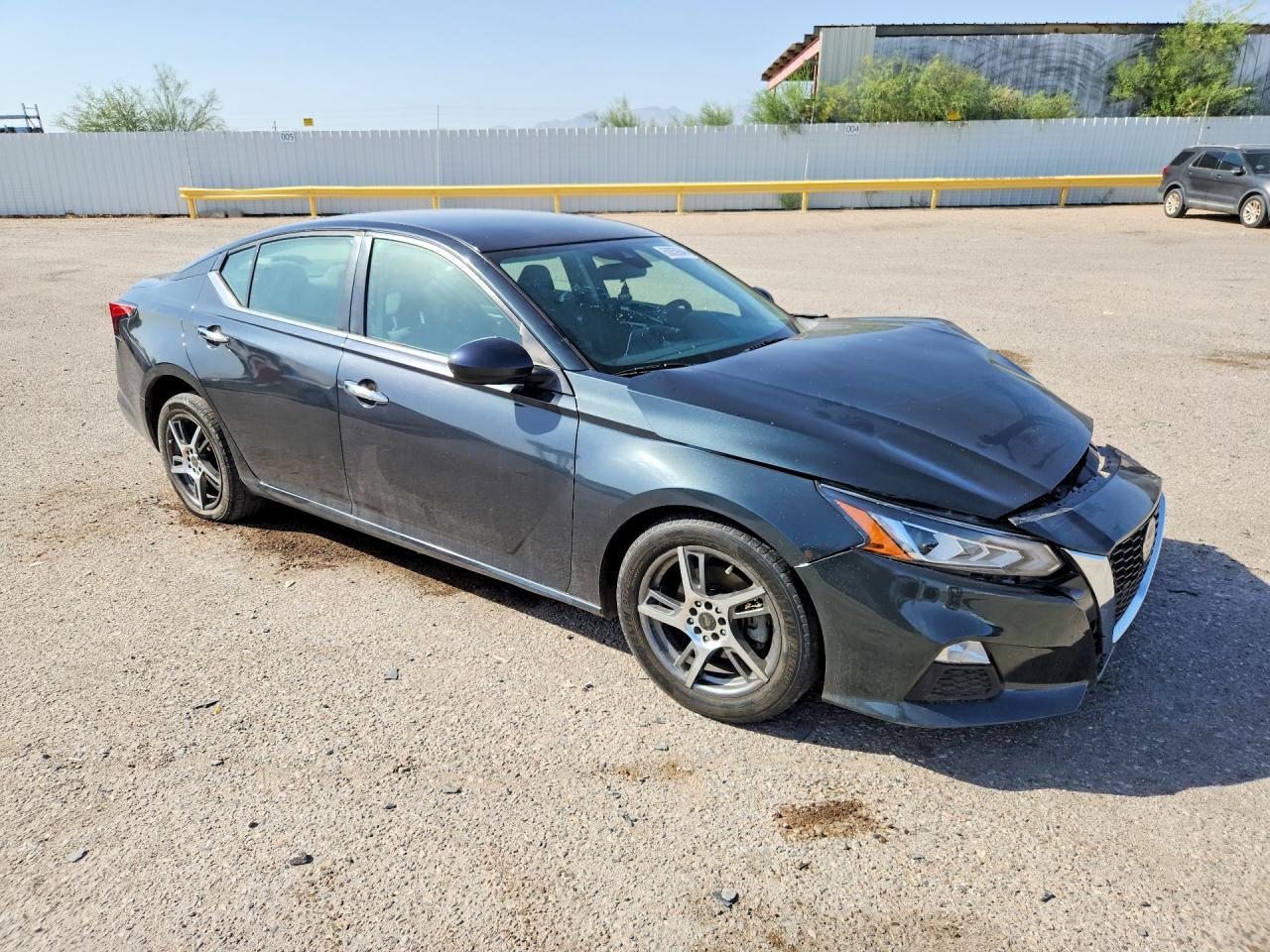 2021 Niss Altima - Image 4
