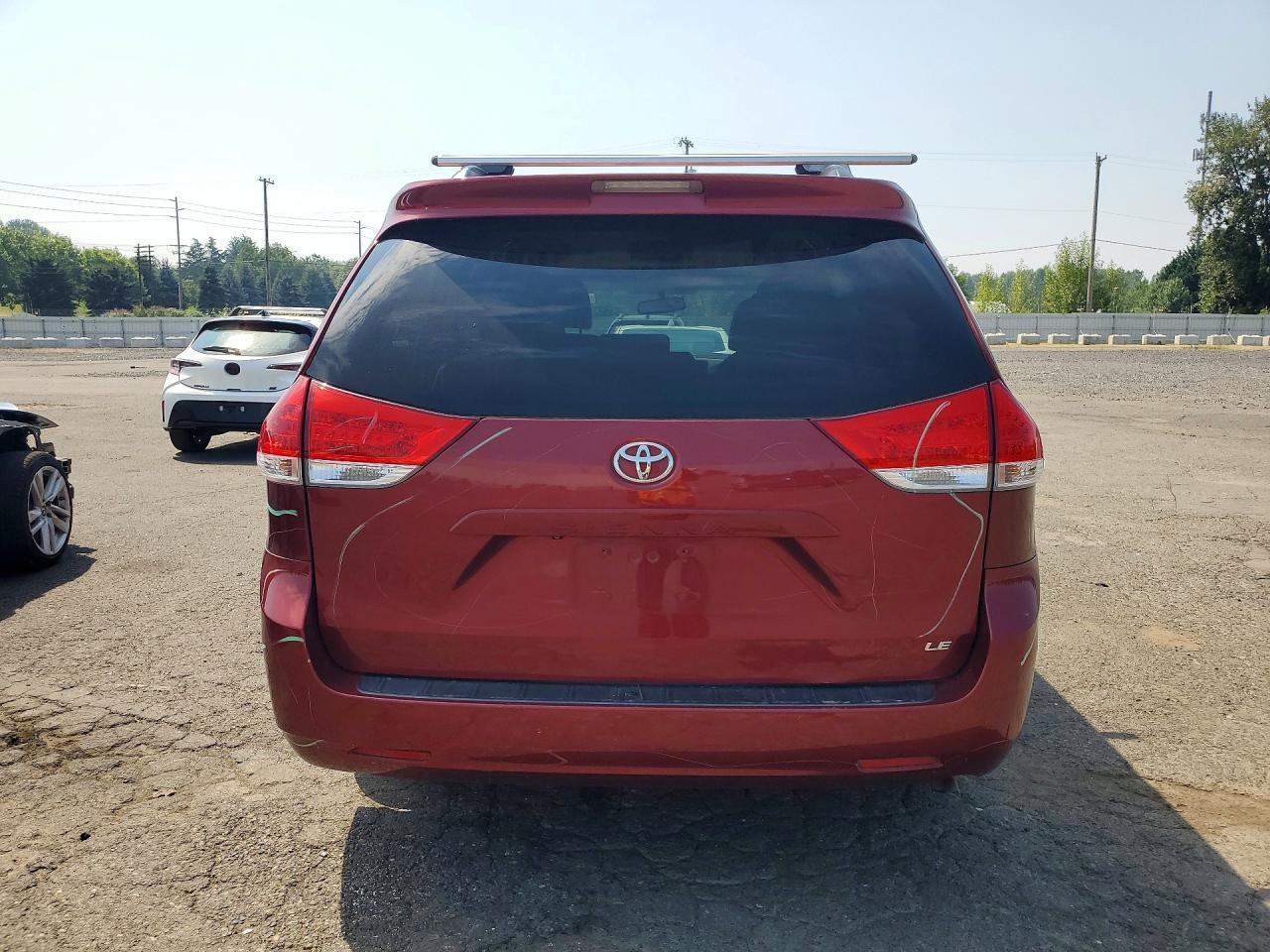 2012 Toyota Sienna Le - Image 6