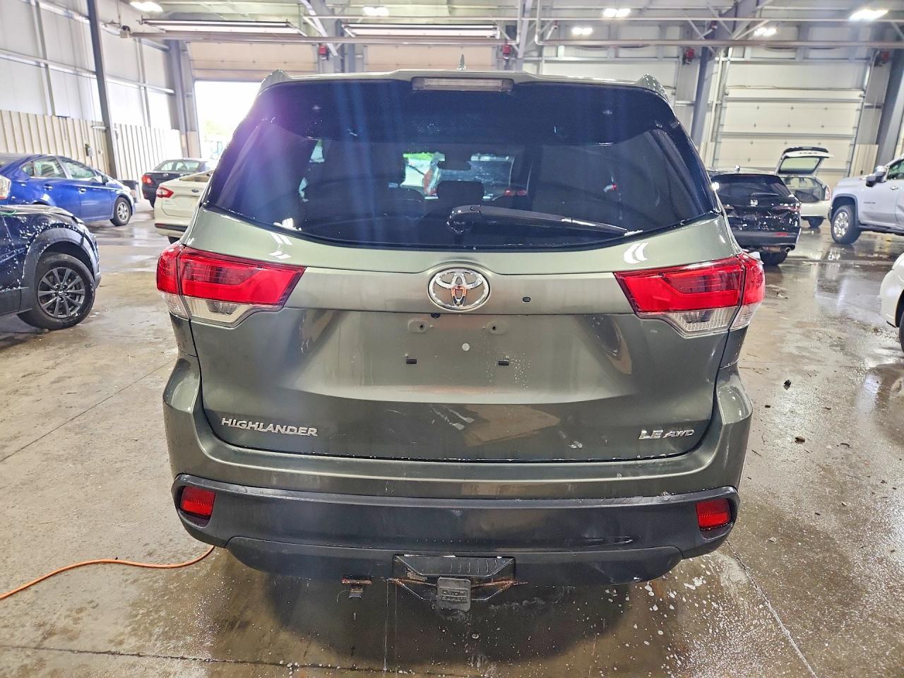 2018 Toyota Highlander Le Plus - Image 6